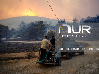 Residents are trying to extinguish the fire with their own means in any way they can. Mount Parnitha 22/8/23 (