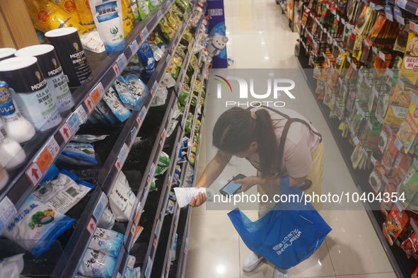 HANGZHOU, CHINA - AUGUST 24, 2023 - A substitute shopper helps an online customer buy salt at a supermarket in Hangzhou, Zhejiang province,...