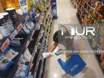 HANGZHOU, CHINA - AUGUST 24, 2023 - A substitute shopper helps an online customer buy salt at a supermarket in Hangzhou, Zhejiang province,...