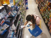 HANGZHOU, CHINA - AUGUST 24, 2023 - A substitute shopper helps an online customer buy salt at a supermarket in Hangzhou, Zhejiang province,...