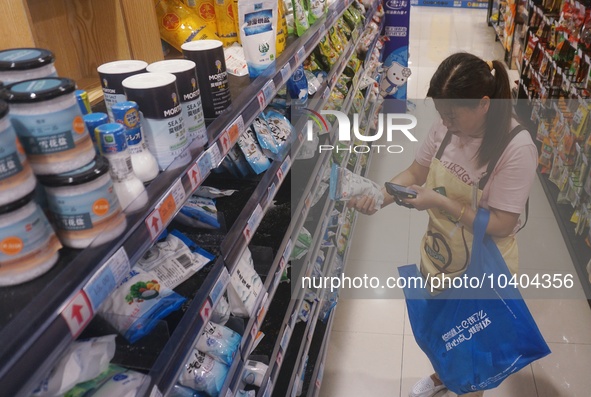 HANGZHOU, CHINA - AUGUST 24, 2023 - A substitute shopper helps an online customer buy salt at a supermarket in Hangzhou, Zhejiang province,...