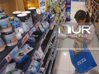 HANGZHOU, CHINA - AUGUST 24, 2023 - A substitute shopper helps an online customer buy salt at a supermarket in Hangzhou, Zhejiang province,...