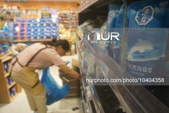 HANGZHOU, CHINA - AUGUST 24, 2023 - A substitute shopper helps an online customer buy salt at a supermarket in Hangzhou, Zhejiang province,...