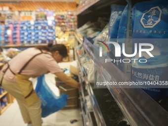 HANGZHOU, CHINA - AUGUST 24, 2023 - A substitute shopper helps an online customer buy salt at a supermarket in Hangzhou, Zhejiang province,...