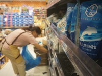 HANGZHOU, CHINA - AUGUST 24, 2023 - A substitute shopper helps an online customer buy salt at a supermarket in Hangzhou, Zhejiang province,...