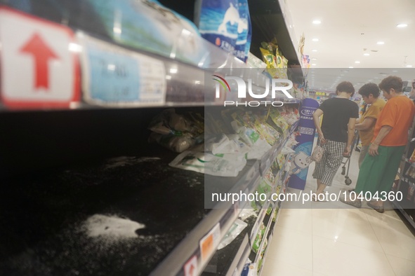 HANGZHOU, CHINA - AUGUST 24, 2023 - Salt is sold out on shelves at a supermarket in Hangzhou, Zhejiang province, China, Aug 24, 2023. On the...