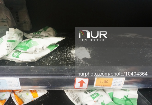 HANGZHOU, CHINA - AUGUST 24, 2023 - Salt is sold out on shelves at a supermarket in Hangzhou, Zhejiang province, China, Aug 24, 2023. On the...