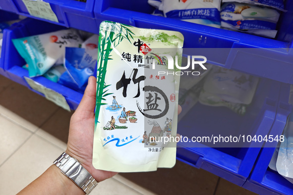 SHANGHAI, CHINA - AUGUST 24, 2023 - Customers shop for salt at a supermarket in Shanghai, China, Aug. 24, 2023. Affected by Japan's nuclear...