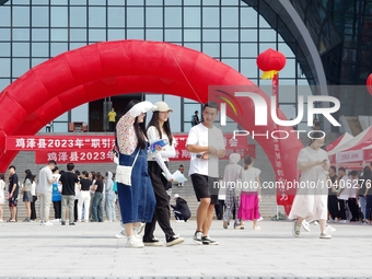 HANDAN, CHINA - AUGUST 25, 2023 - Many college graduates learn about recruitment information at a summer recruitment fair for college studen...