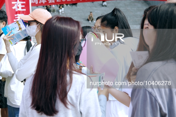 HANDAN, CHINA - AUGUST 25, 2023 - Many college graduates learn about recruitment information at a summer recruitment fair for college studen...