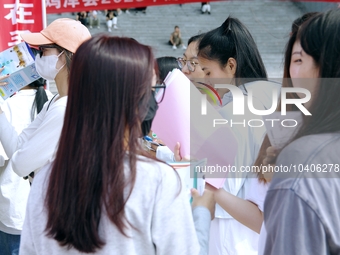 HANDAN, CHINA - AUGUST 25, 2023 - Many college graduates learn about recruitment information at a summer recruitment fair for college studen...