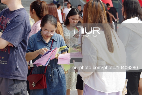 HANDAN, CHINA - AUGUST 25, 2023 - Many college graduates learn about recruitment information at a summer recruitment fair for college studen...