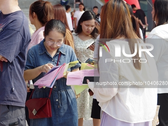 HANDAN, CHINA - AUGUST 25, 2023 - Many college graduates learn about recruitment information at a summer recruitment fair for college studen...