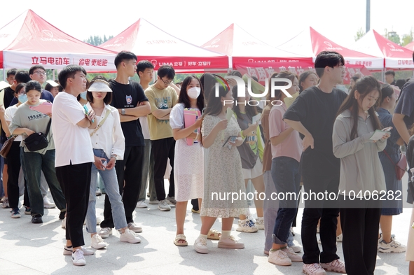 HANDAN, CHINA - AUGUST 25, 2023 - Many college graduates learn about recruitment information at a summer recruitment fair for college studen...