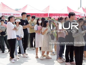 HANDAN, CHINA - AUGUST 25, 2023 - Many college graduates learn about recruitment information at a summer recruitment fair for college studen...