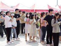 HANDAN, CHINA - AUGUST 25, 2023 - Many college graduates learn about recruitment information at a summer recruitment fair for college studen...