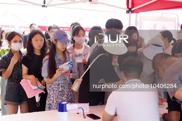 HANDAN, CHINA - AUGUST 25, 2023 - Many college graduates learn about recruitment information at a summer recruitment fair for college studen...