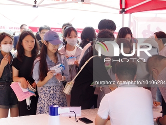 HANDAN, CHINA - AUGUST 25, 2023 - Many college graduates learn about recruitment information at a summer recruitment fair for college studen...