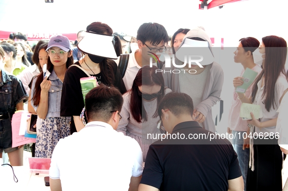 HANDAN, CHINA - AUGUST 25, 2023 - Many college graduates learn about recruitment information at a summer recruitment fair for college studen...