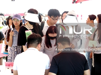 HANDAN, CHINA - AUGUST 25, 2023 - Many college graduates learn about recruitment information at a summer recruitment fair for college studen...