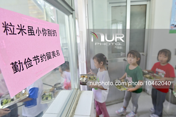 Students line up for lunch at Yanghe Primary School in Gaoliu town, Qingzhou city, East China's Shandong province, Sept 4, 2023. 