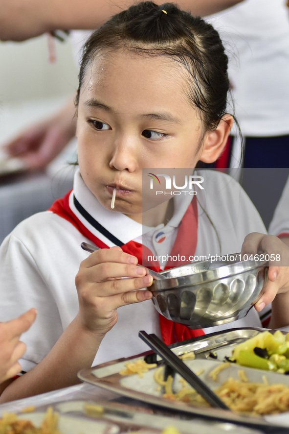 A student eats lunch at Yanghe Primary School in Gaoliu town, Qingzhou city, East China's Shandong province, Sept 4, 2023. 