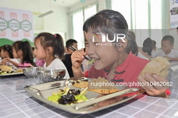 A student eats lunch at Yanghe Primary School in Gaoliu town, Qingzhou city, East China's Shandong province, Sept 4, 2023. 