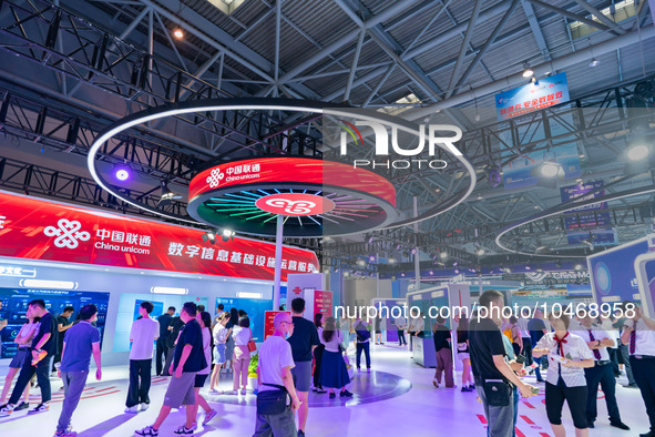  Citizens visit the booth of CHINA Unicom at the 2023 SMART CHINA EXPO in Chongqing, China, Sept. 5, 2023. 