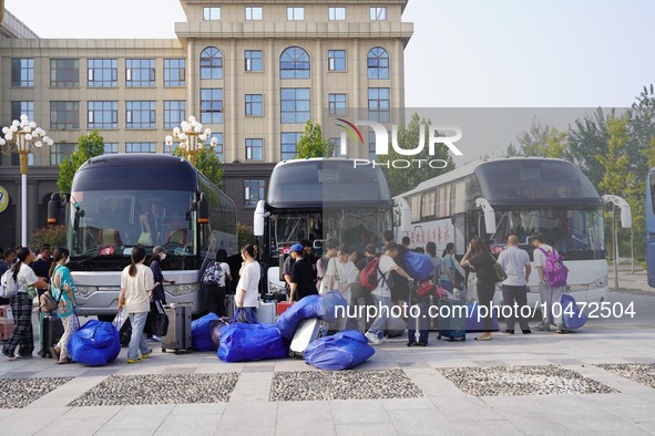 DEZHOU, CHINA - SEPTEMBER 7, 2023 - Students of Dezhou University in Shandong province carry their luggage and prepare to go to the grassroo...