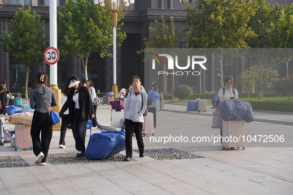 DEZHOU, CHINA - SEPTEMBER 7, 2023 - Students of Dezhou University in Shandong province carry their luggage and prepare to go to the grassroo...