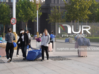 DEZHOU, CHINA - SEPTEMBER 7, 2023 - Students of Dezhou University in Shandong province carry their luggage and prepare to go to the grassroo...