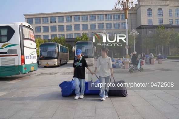 DEZHOU, CHINA - SEPTEMBER 7, 2023 - Students of Dezhou University in Shandong province carry their luggage and prepare to go to the grassroo...