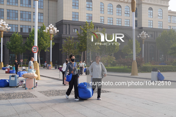 DEZHOU, CHINA - SEPTEMBER 7, 2023 - Students of Dezhou University in Shandong province carry their luggage and prepare to go to the grassroo...