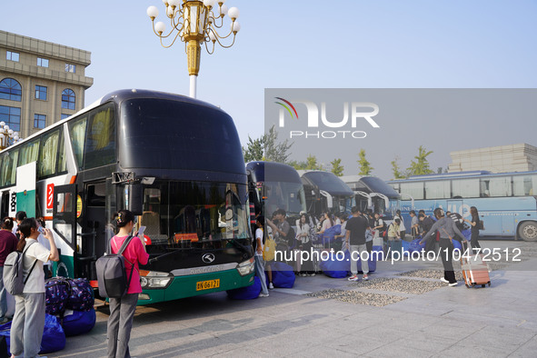 DEZHOU, CHINA - SEPTEMBER 7, 2023 - Students of Dezhou University in Shandong province carry their luggage and prepare to go to the grassroo...