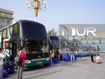 DEZHOU, CHINA - SEPTEMBER 7, 2023 - Students of Dezhou University in Shandong province carry their luggage and prepare to go to the grassroo...