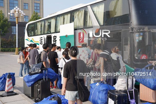 DEZHOU, CHINA - SEPTEMBER 7, 2023 - Students of Dezhou University in Shandong province carry their luggage and prepare to go to the grassroo...