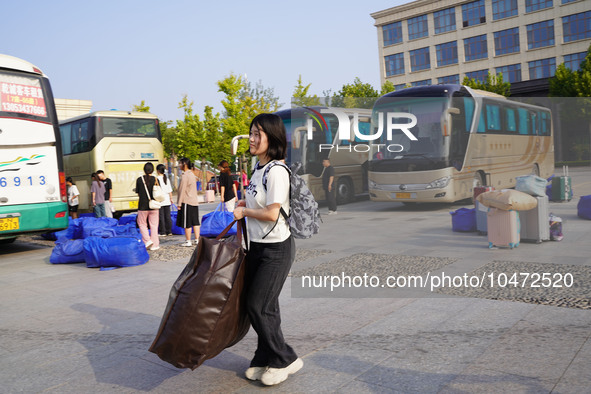 DEZHOU, CHINA - SEPTEMBER 7, 2023 - Students of Dezhou University in Shandong province carry their luggage and prepare to go to the grassroo...