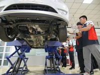 YANTAI, CHINA - SEPTEMBER 8, 2023 - Students conduct a training on vehicle maintenance at Yantai Vocational College of Culture and Tourism,...