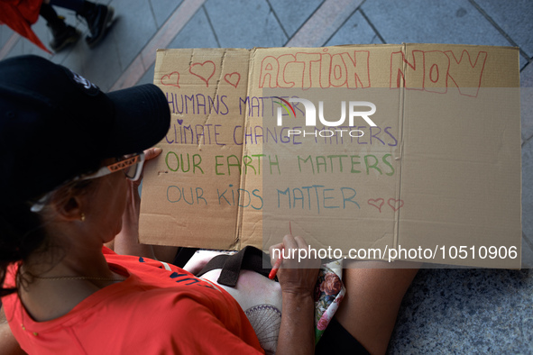 Extinction Rebellion (XR) Toulouse organized a sit-in of women in one of the most frequented street of Toulouse. Called 'Mothers'Rebellion',...