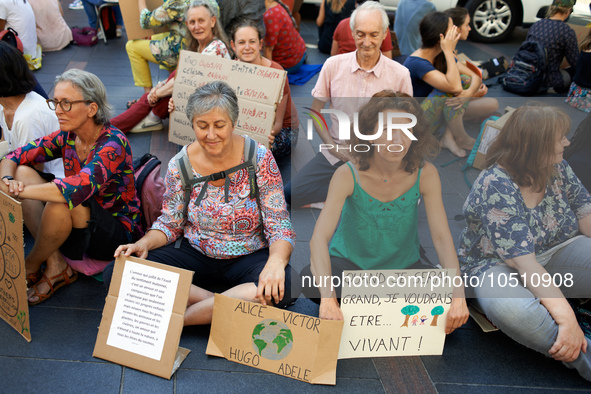 Extinction Rebellion (XR) Toulouse organized a sit-in of women in one of the most frequented street of Toulouse. Called 'Mothers'Rebellion',...