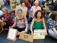 Extinction Rebellion (XR) Toulouse organized a sit-in of women in one of the most frequented street of Toulouse. Called 'Mothers'Rebellion',...