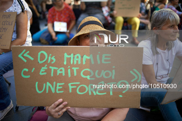 A woan holds a placard 'Hey, granie, what was a forest ?' Extinction Rebellion (XR) Toulouse organized a sit-in of women in one of the most...