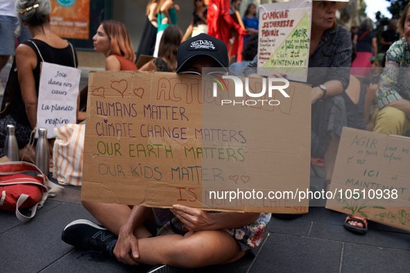 Extinction Rebellion (XR) Toulouse organized a sit-in of women in one of the most frequented street of Toulouse. Called 'Mothers'Rebellion',...