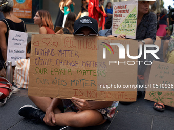 Extinction Rebellion (XR) Toulouse organized a sit-in of women in one of the most frequented street of Toulouse. Called 'Mothers'Rebellion',...