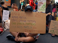 Extinction Rebellion (XR) Toulouse organized a sit-in of women in one of the most frequented street of Toulouse. Called 'Mothers'Rebellion',...