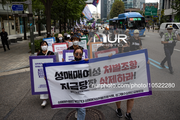 Hundreds of members of the Prostitution Punishment Law Amendment Coalition are holding a rally in front of Bosingak and call for a revision...