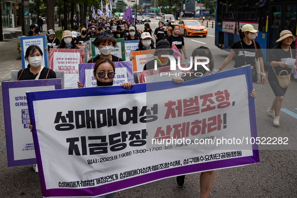 Hundreds of members of the Prostitution Punishment Law Amendment Coalition are holding a rally in front of Bosingak and call for a revision...