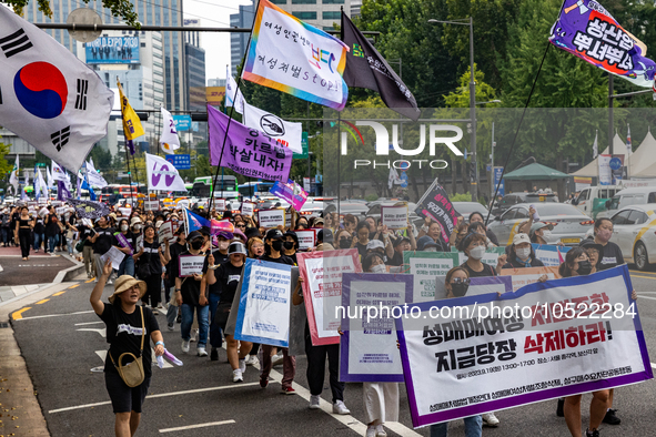 Hundreds of members of the Prostitution Punishment Law Amendment Coalition are holding a rally in front of Bosingak and call for a revision...