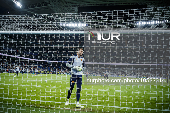 
Alex Remiro of Real Sociedad during the LaLiga EA Sports match between Real Madrid  and Real Sociedad at the Estadio Santiago Bernabeu on S...