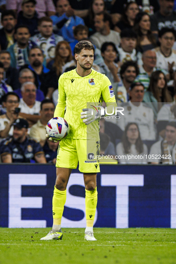 
Alex Remiro of Real Sociedad during the LaLiga EA Sports match between Real Madrid  and Real Sociedad at the Estadio Santiago Bernabeu on S...